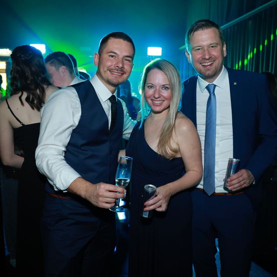 Bild enthält, Urban, Adult, Female, Person, Woman, Male, Man, Party, Tie, Club