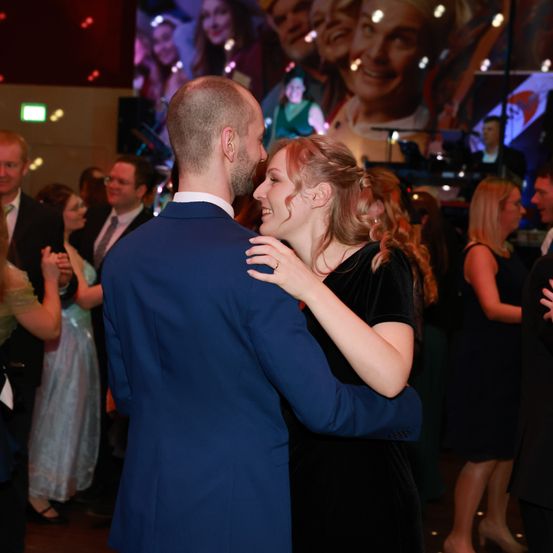 Bild enthält, Adult, Female, Person, Woman, Urban, Dress, Male, Man, Bride, Formal Wear