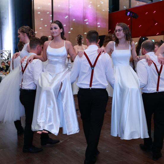 Bild enthält, Dress, Evening Dress, Formal Wear, Fashion, Gown, Adult, Bride, Female, Person, Woman