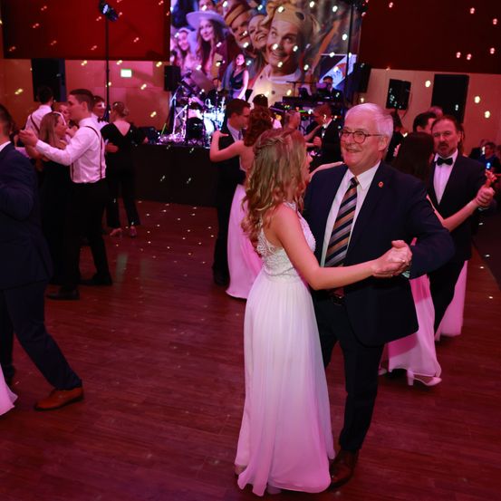 Bild enthält, Dress, Formal Wear, Suit, Adult, Bride, Female, Person, Woman, Male, Man