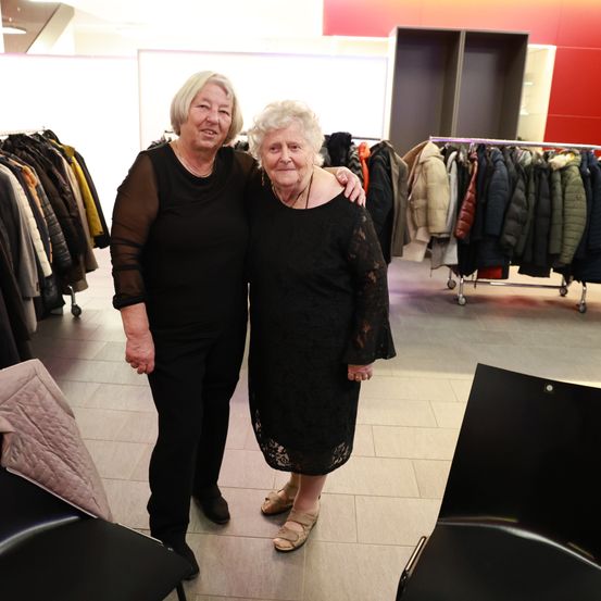 Bild enthält, Adult, Female, Person, Woman, Face, Furniture, Coat, Boutique, Shoe, Indoors