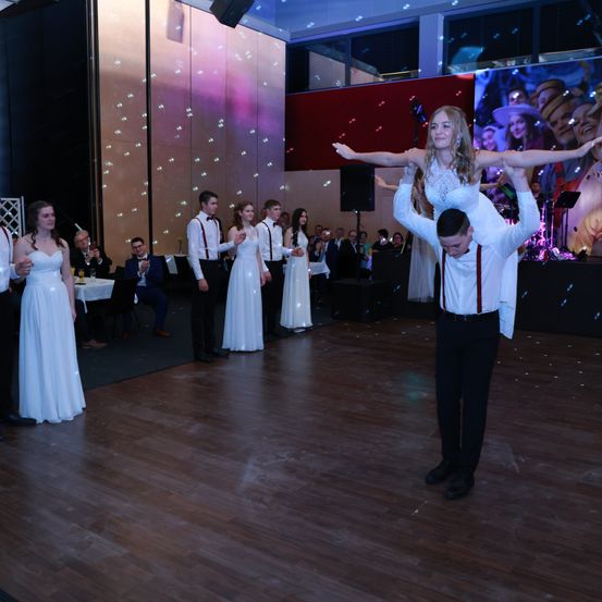 Bild enthält, Dress, Formal Wear, Dancing, Person, Adult, Male, Man, Flooring, Bride, Woman