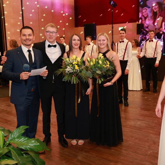 Bild enthält, Flower Arrangement, Flower Bouquet, Dress, Formal Wear, Suit, Gown, Adult, Bride, Person, Woman