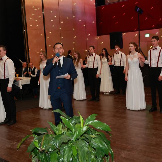 Bild enthält, Dress, Formal Wear, Floor, Flooring, Evening Dress, Suit, Fashion, Gown, Hardwood, Wood