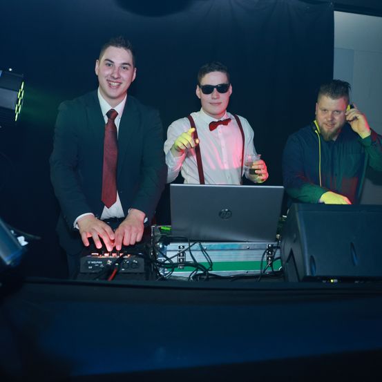 Bild enthält, Computer, Electronics, Laptop, Pc, Adult, Male, Man, Person, Face, Screen