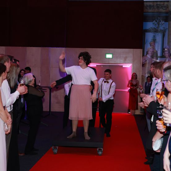 Bild enthält, Fashion, Adult, Female, Person, Woman, Male, Man, Dress, Premiere, Bride