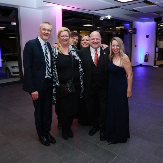 Bild enthält, Formal Wear, Dress, Evening Dress, Floor, Flooring, Adult, Female, Person, Woman, Suit