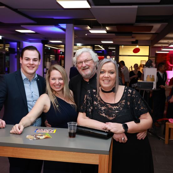 Bild enthält, Adult, Female, Person, Woman, Table, Urban, People, Male, Man, Face