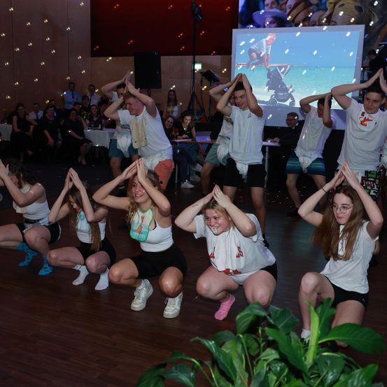 Bild enthält, People, Person, Urban, Female, Girl, Teen, Dancing, Shoe, Face, Plant