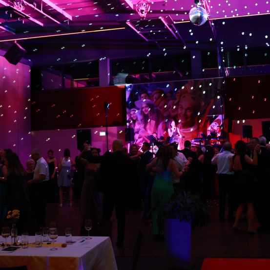 Bild enthält, Urban, Lighting, Person, Adult, Female, Woman, Male, Man, Club, Night Life