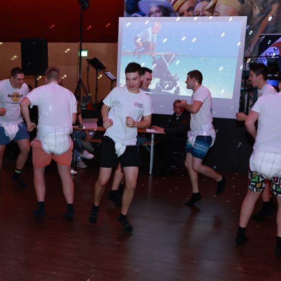 Bild enthält, Shorts, People, Person, Floor, Flooring, Adult, Male, Man, Dancing, Urban