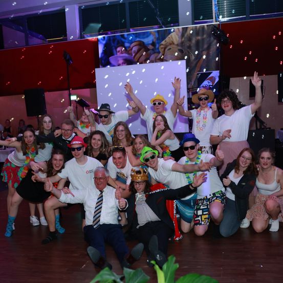 Bild enthält, Urban, People, Person, Adult, Male, Man, Celebrating, Baby, Shoe, Tie