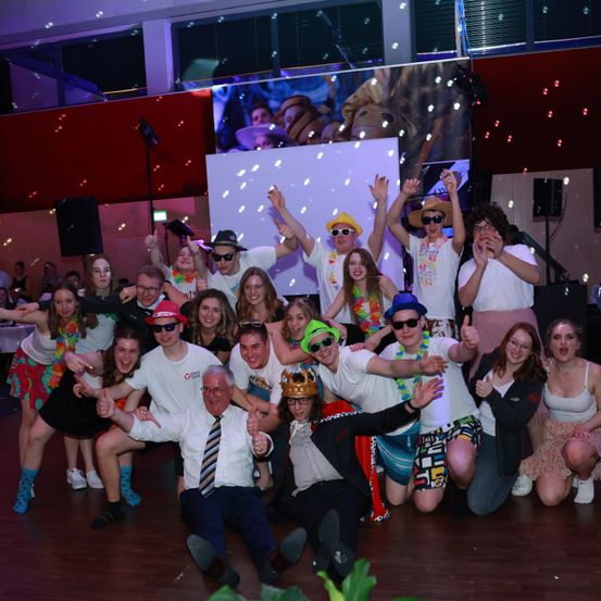 Bild enthält, Urban, People, Person, Celebrating, Adult, Male, Man, Shoe, Glasses, Child