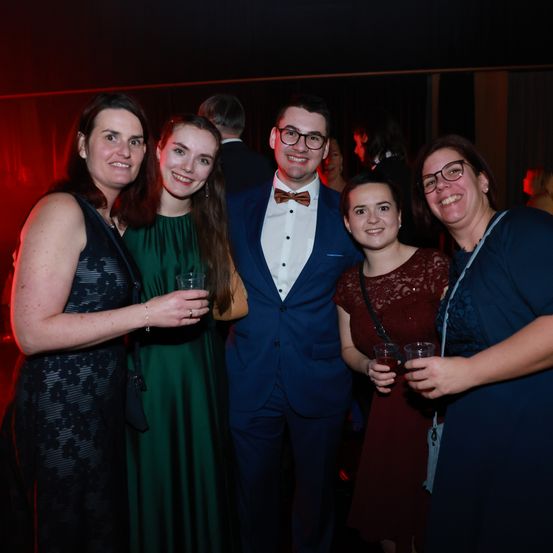 Bild enthält, Urban, Formal Wear, Dress, Adult, Female, Person, Woman, Male, Man, Fashion