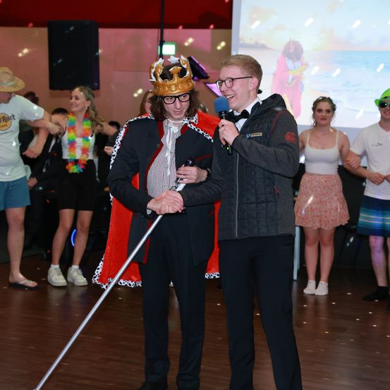 Bild enthält, Skirt, Adult, Female, Person, Woman, Sword, Male, Man, Flooring, Shoe