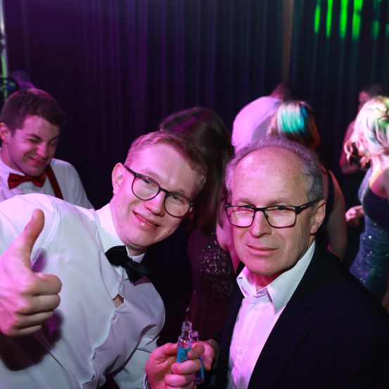 Bild enthält, Finger, Person, Urban, Shirt, Adult, Female, Woman, Male, Man, Glasses