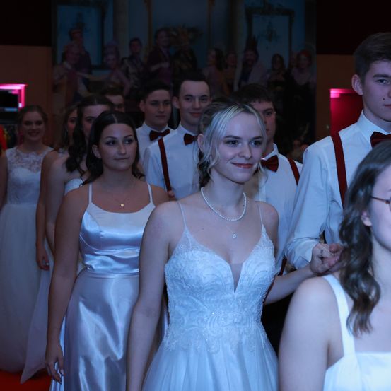 Bild enthält, Fashion, Dress, Formal Wear, Evening Dress, Gown, Adult, Bride, Female, Person, Woman