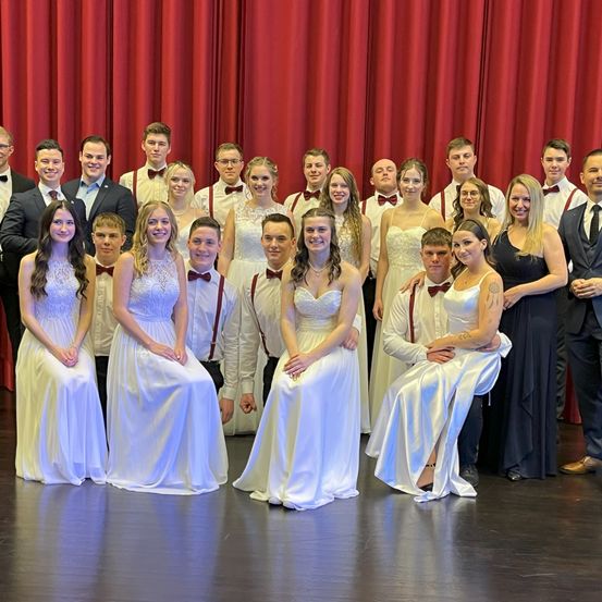 Bild enthält, Groupshot, Person, Adult, Female, Woman, Dress, Bride, Male, Man, Formal Wear