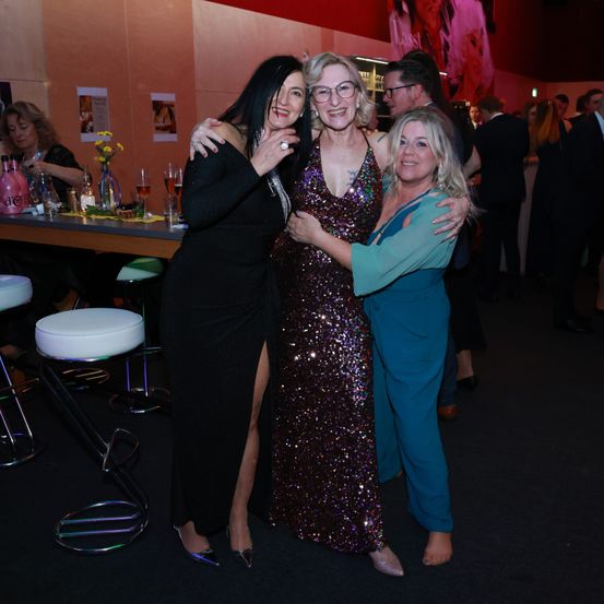 Bild enthält, Dress, Pub, Formal Wear, Bar Counter, Evening Dress, Adult, Female, Person, Woman, Man