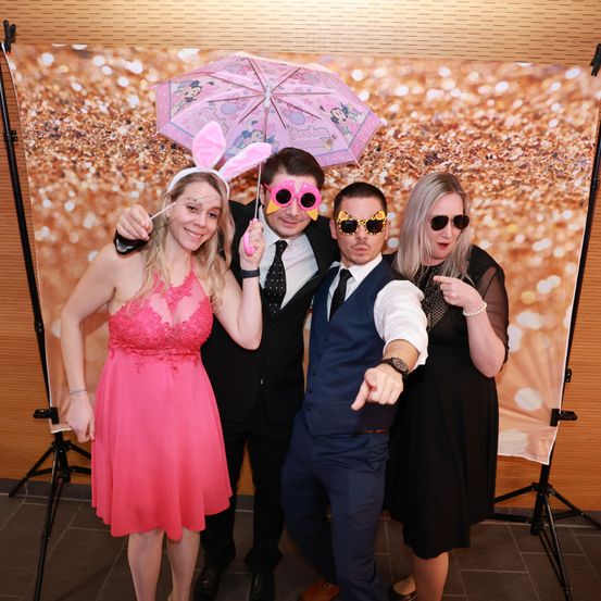 Bild enthält, Dress, Formal Wear, Evening Dress, Suit, Sunglasses, Adult, Female, Person, Woman, Man