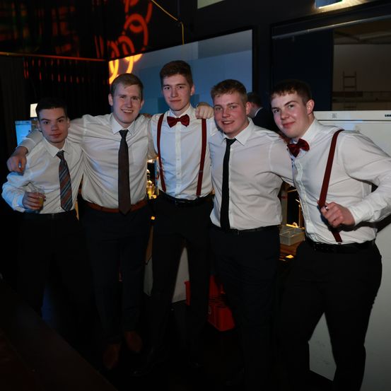 Bild enthält, Accessories, Formal Wear, Tie, Shirt, Adult, Male, Man, Person, Necktie, People