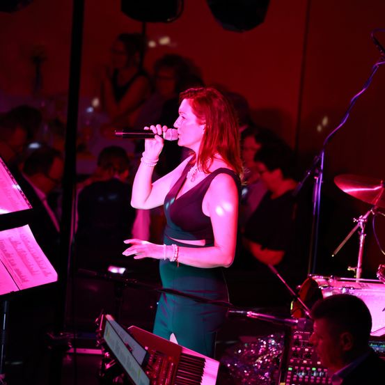 Bild enthält, Concert, Crowd, Person, Adult, Female, Woman, Male, Man, Urban, Face