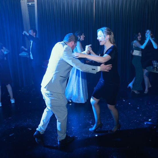 Bild enthält, Urban, Adult, Female, Person, Woman, Male, Man, Dancing, Tie, Shoe