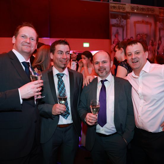 Bild enthält, Formal Wear, Suit, Adult, Male, Man, Person, Fun, Party, Face, Urban