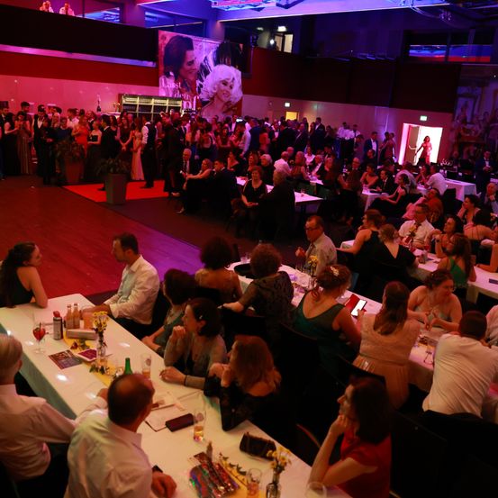 Bild enthält, Urban, Adult, Female, Person, Woman, People, Male, Man, Indoors, Night Life