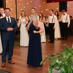 Bild enthält, Dress, Formal Wear, Suit, Adult, Female, Person, Woman, Evening Dress, Bride, Man