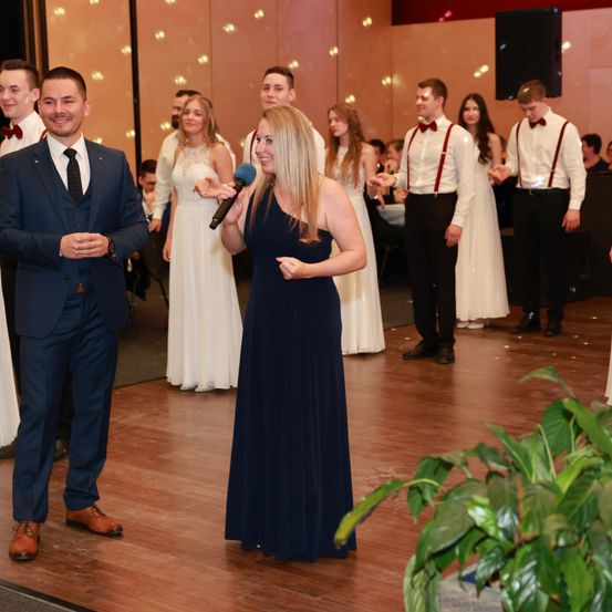 Bild enthält, Dress, Formal Wear, Suit, Adult, Female, Person, Woman, Evening Dress, Bride, Man