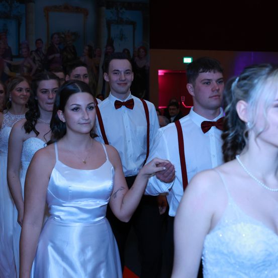 Bild enthält, Formal Wear, Dress, Fashion, Evening Dress, Gown, Adult, Bride, Female, Person, Woman