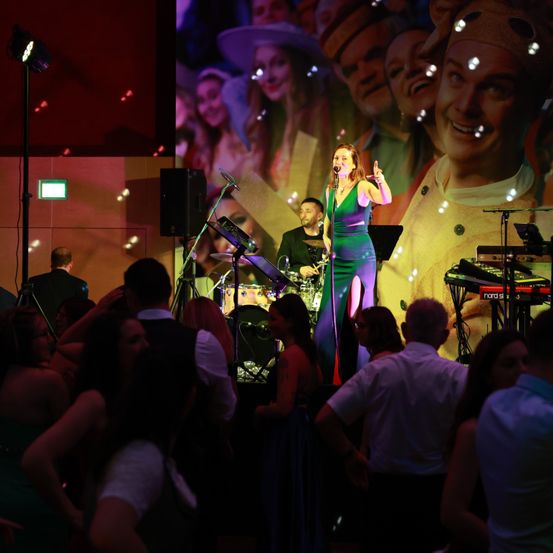 Bild enthält, Urban, Concert, Person, Lighting, Adult, Female, Woman, Male, Man, Stage