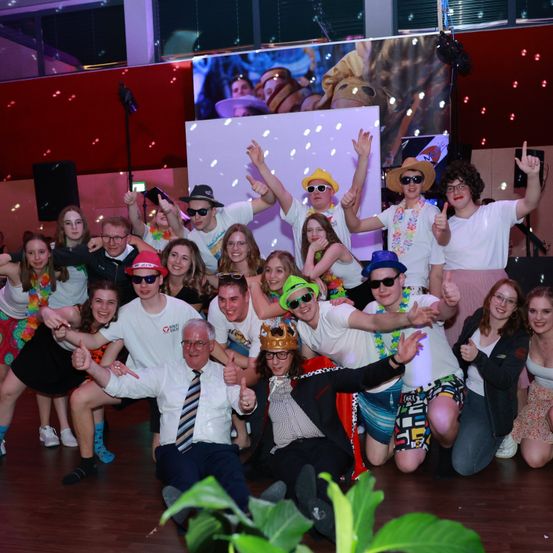 Bild enthält, People, Person, Celebrating, Urban, Adult, Male, Man, Baby, Female, Woman