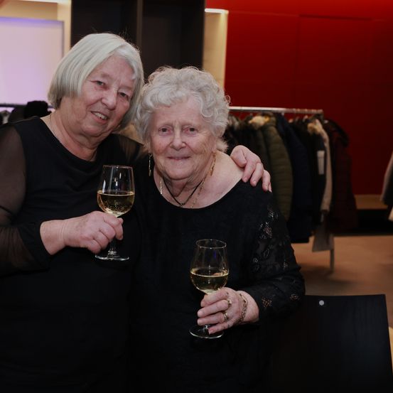 Bild enthält, Glass, Adult, Female, Person, Woman, Face, Head, Furniture, Formal Wear, Necklace