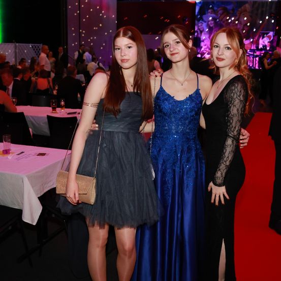 Bild enthält, Fashion, Urban, Dress, Adult, Female, Person, Woman, Evening Dress, Male, Man