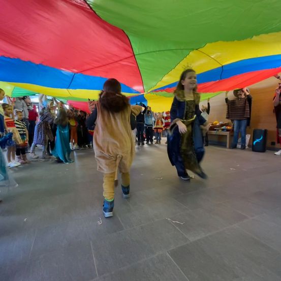 Bild enthält, People, Person, Clothing, Footwear, Shoe, Child, Female, Girl, Parade, Face