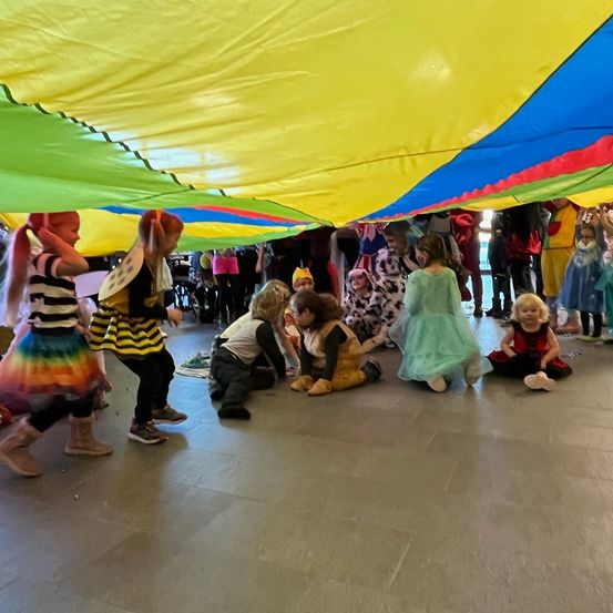 Bild enthält, People, Person, Child, Female, Girl, Clothing, Footwear, Shoe, Face, Urban