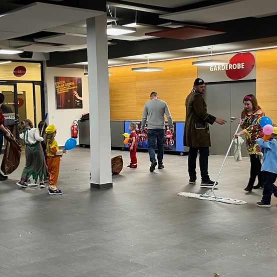 Bild enthält, Floor, Person, Walking, Flooring, Coat, Adult, Male, Man, Shoe, People