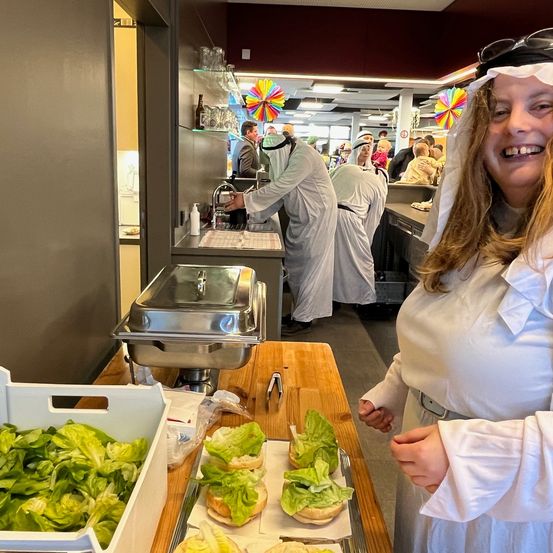 Bild enthält, Adult, Female, Person, Woman, Male, Man, Face, Shoe, Food, Indoors