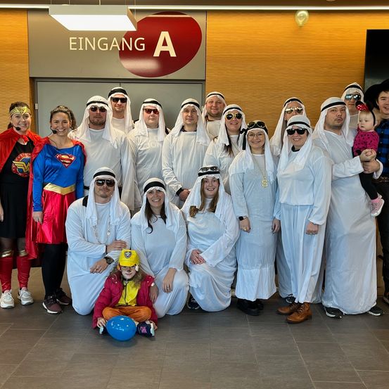 Bild enthält, People, Person, Costume, Adult, Female, Woman, Portrait, Groupshot, Male, Man