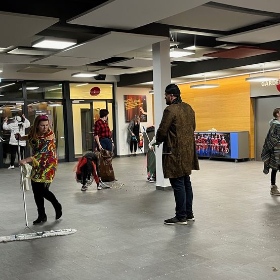 Bild enthält, Floor, Flooring, Coat, People, Person, Adult, Male, Man, Female, Woman