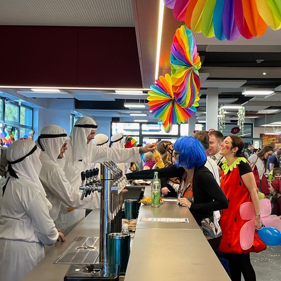 Bild enthält, Adult, Female, Person, Woman, People, Indoors, Cafeteria, Restaurant, Face, Head