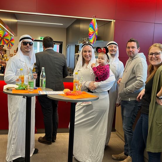 Bild enthält, People, Person, Adult, Female, Woman, Male, Man, Jeans, Bride, Table