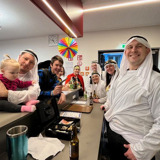 Bild enthält, People, Person, Table, Face, Portrait, Restaurant, Computer Hardware, Screen, Monitor, Dining Table