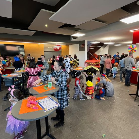 Bild enthält, People, Person, Indoors, Restaurant, Child, Female, Girl, Cafeteria, Jeans, Shoe