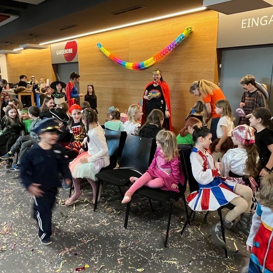 Bild enthält, People, Person, Child, Female, Girl, Boy, Male, Shelter, Adult, Woman