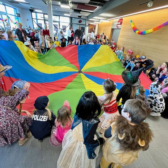 Bild enthält, Adult, Female, Person, Woman, Parade, Child, Girl, Face, Shoe, People