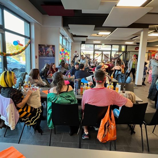 Bild enthält, Cafeteria, Indoors, Restaurant, Adult, Female, Person, Woman, People, Building, Man