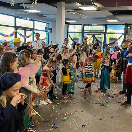 Bild enthält, People, Person, Celebrating, Child, Female, Girl, Shoe, Face, Student, Urban